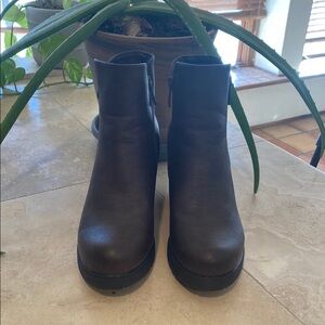 LIKE NEW‼️ Dark Brown Leather Ankle Boots with Rounded Toe and Slip-On Design